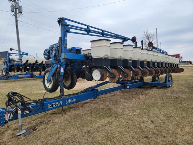Image of Kinze 2600 equipment image 2
