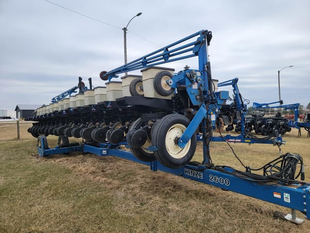 Image of Kinze 2600 equipment image 3