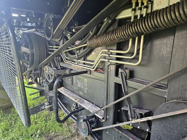 Image of Gleaner R62 equipment image 4