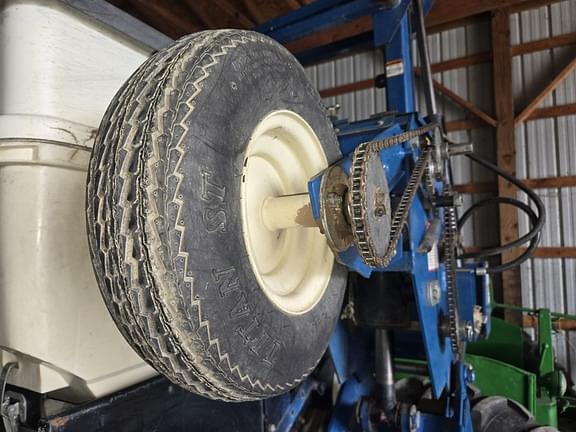 Image of Kinze 3600 equipment image 3