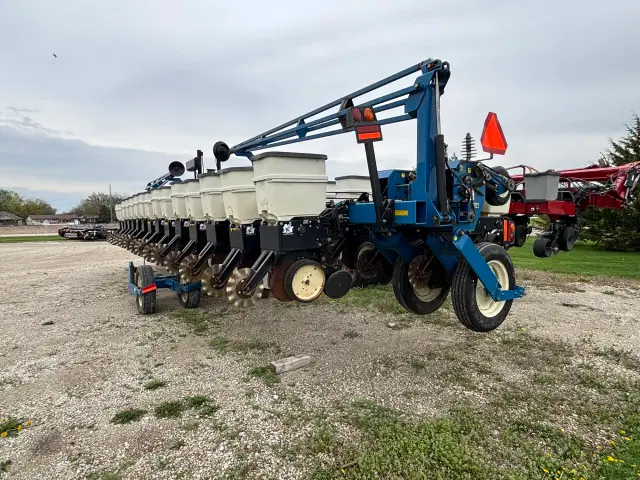 Image of Kinze 3600 equipment image 2