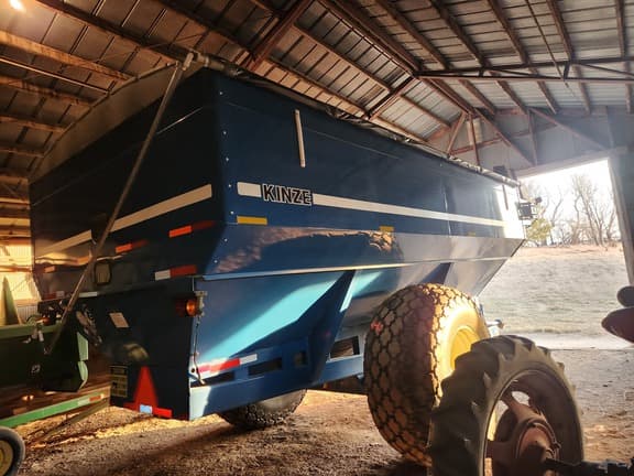 Image of Kinze 840 equipment image 3