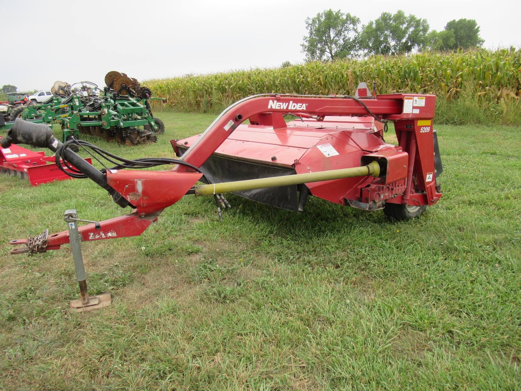 2000 New Idea 5209 Equipment Image0