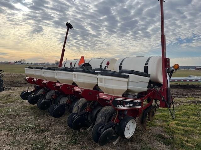 2000 White 6100 Equipment Image0