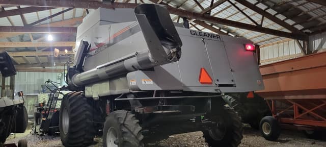 Image of Gleaner R62 equipment image 2