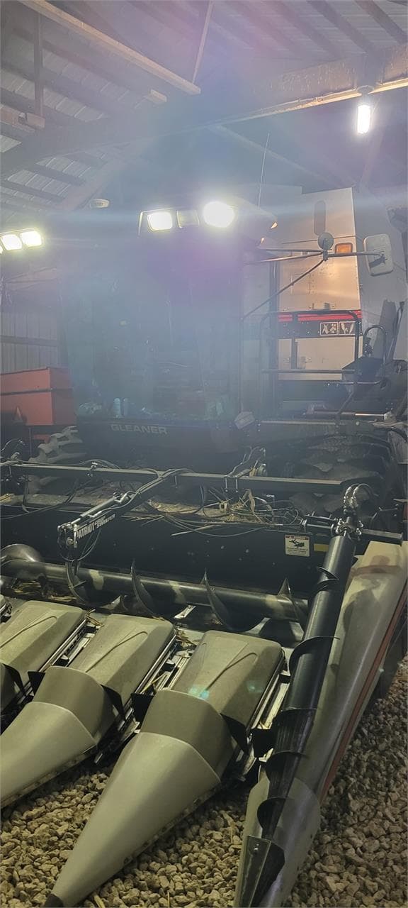 Image of Gleaner R62 equipment image 1