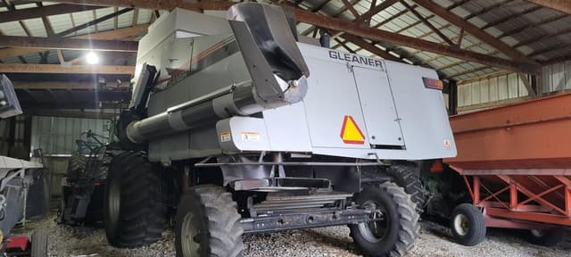 Image of Gleaner R62 equipment image 4