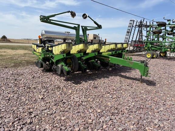 2001 John Deere 1760 Equipment Image0