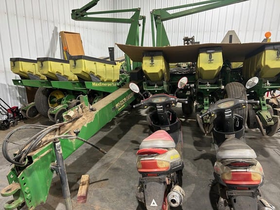 2001 John Deere 1760 Equipment Image0