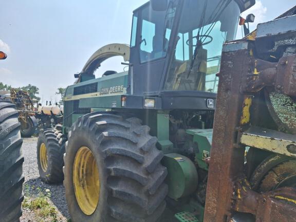 Image of John Deere 6850 equipment image 1
