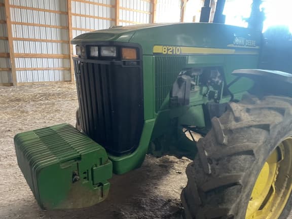 Image of John Deere 8210 equipment image 1