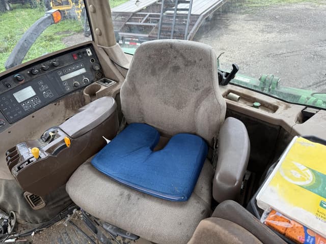 Image of John Deere 8210 equipment image 1