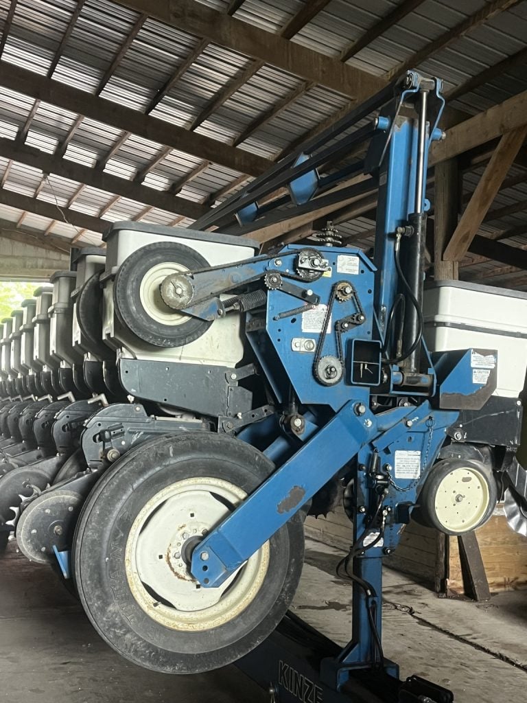 2001 Kinze 3600 Equipment Image0