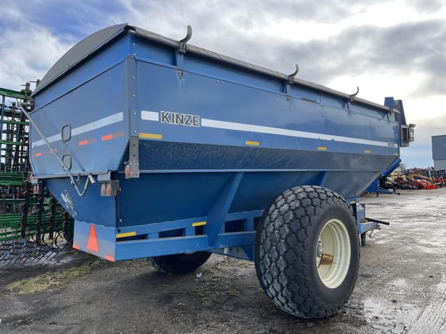 Image of Kinze 840 equipment image 1