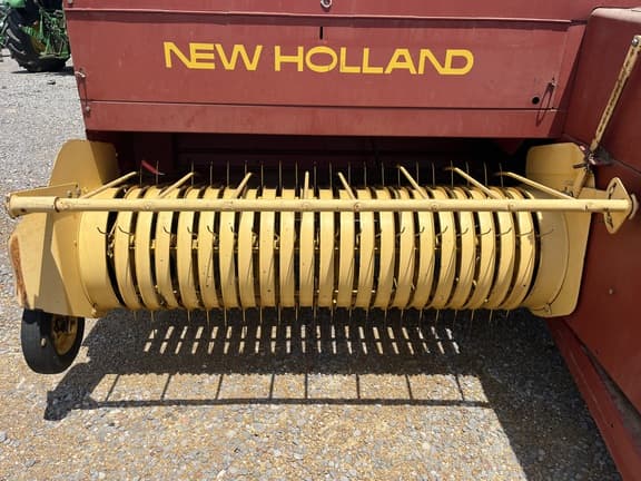 Image of New Holland 565 equipment image 3