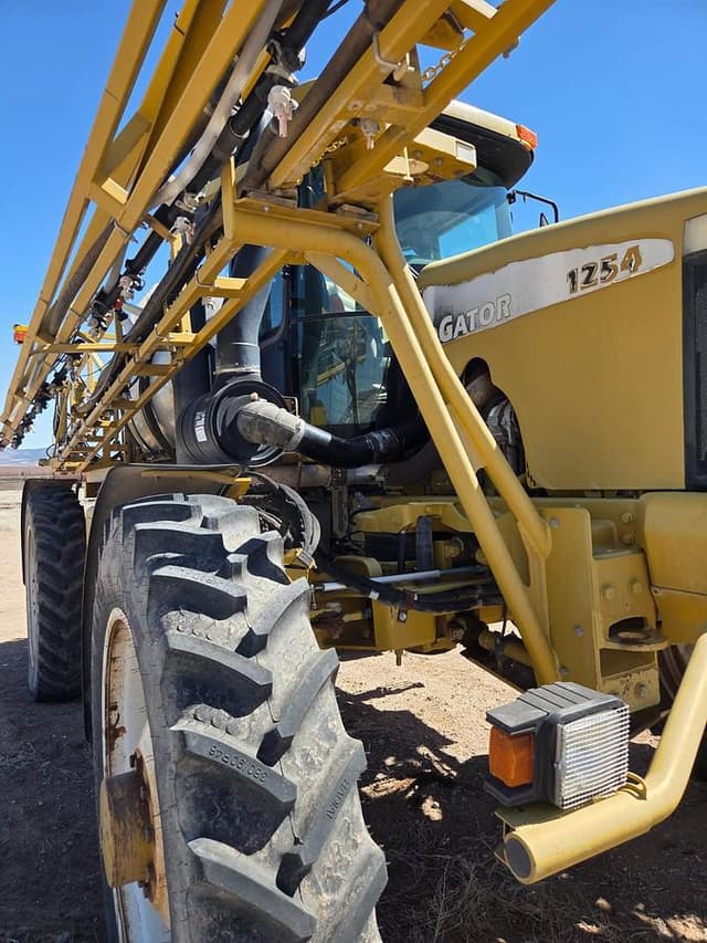Image of Ag-Chem RoGator 1254 equipment image 3