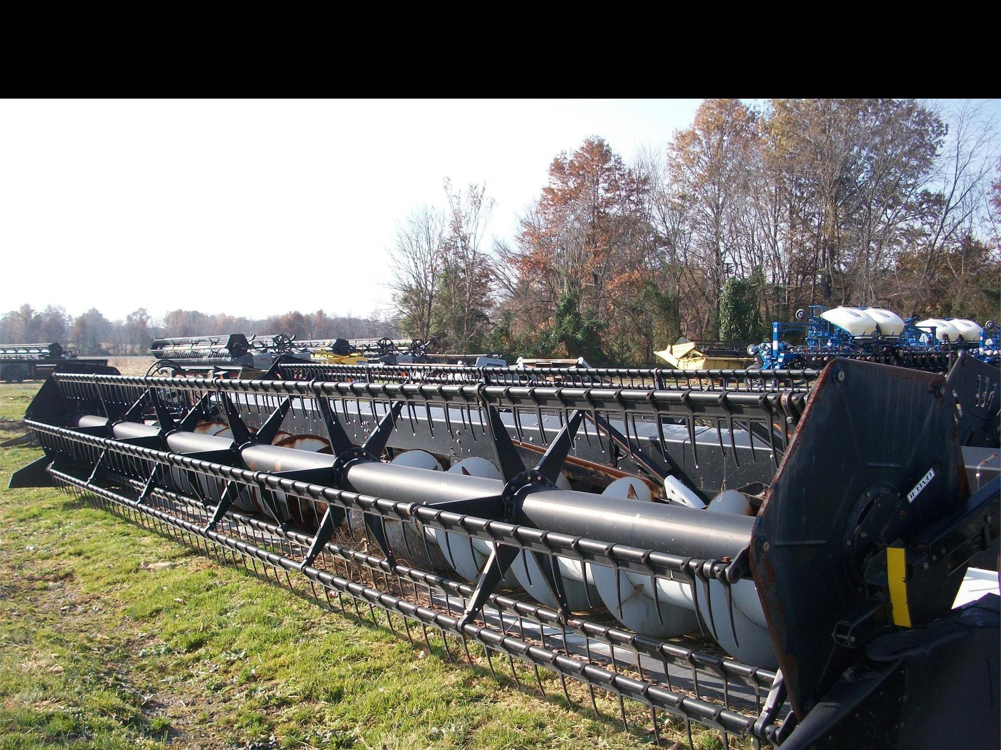 2002 Gleaner 800 Equipment Image0