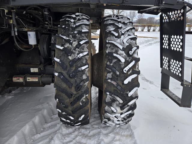 Image of Gleaner R62 equipment image 3