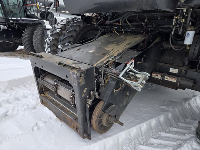 Image of Gleaner R62 equipment image 2