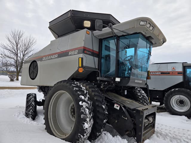 Image of Gleaner R62 equipment image 4