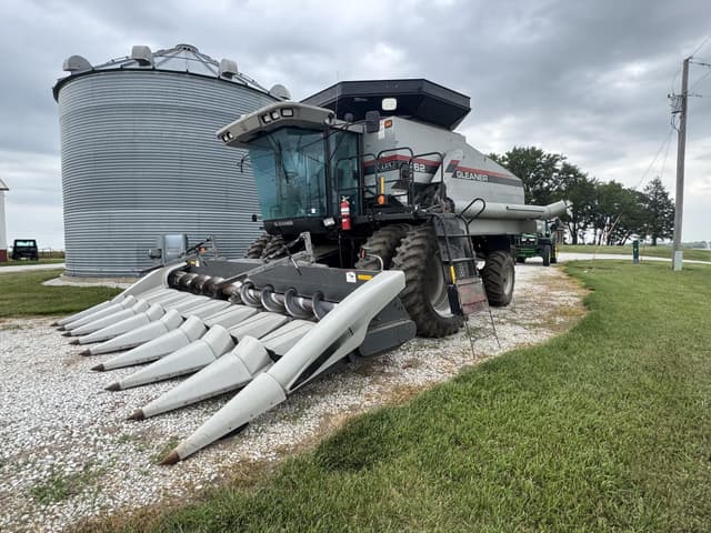 Image of Gleaner R62 equipment image 1