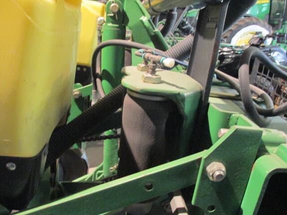 Image of John Deere 1760 equipment image 1