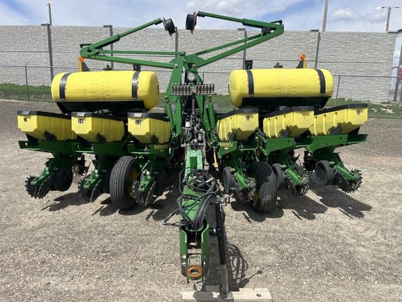 Image of John Deere 1760 equipment image 1