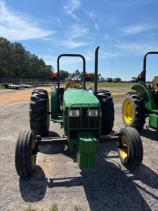 Image of John Deere 5205 equipment image 1