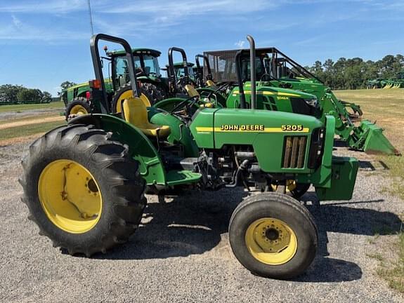 Image of John Deere 5205 equipment image 2