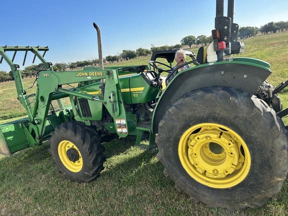 Image of John Deere 5220 Primary image