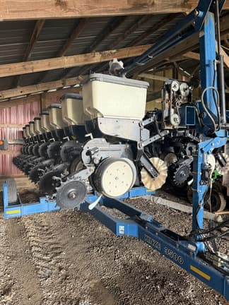 Image of Kinze 3500 equipment image 1