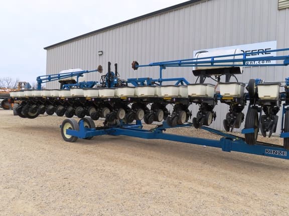 Image of Kinze 3600 equipment image 2