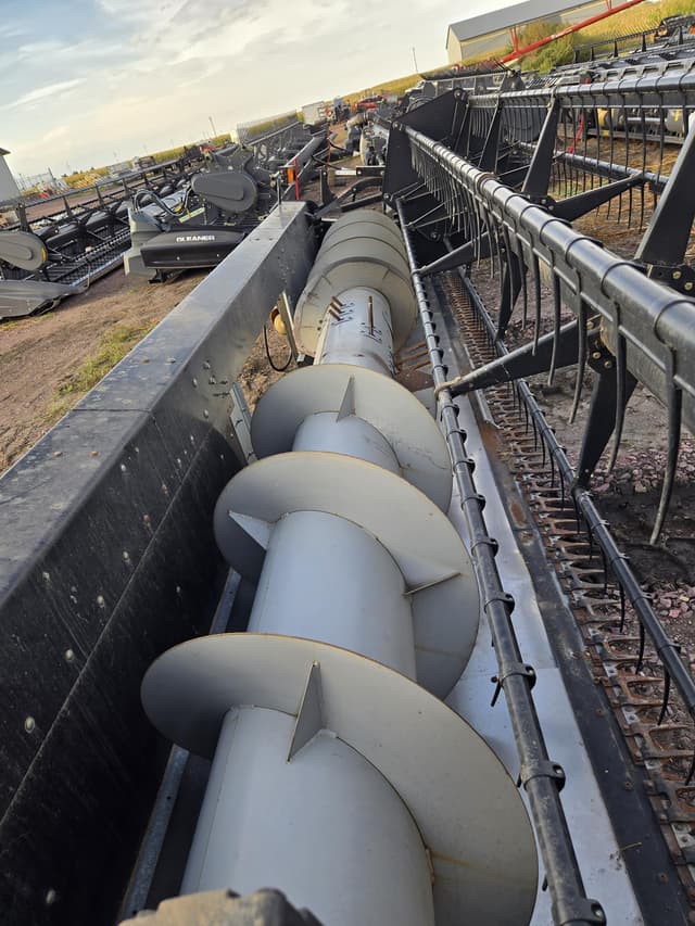 Image of Gleaner 8000 equipment image 4