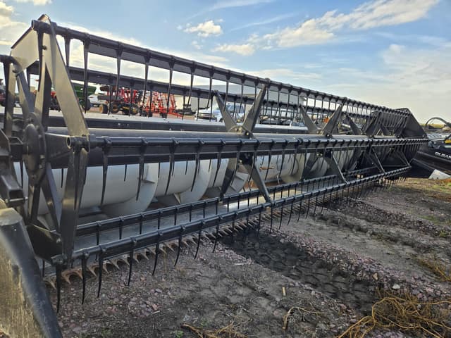 Image of Gleaner 8000 equipment image 2