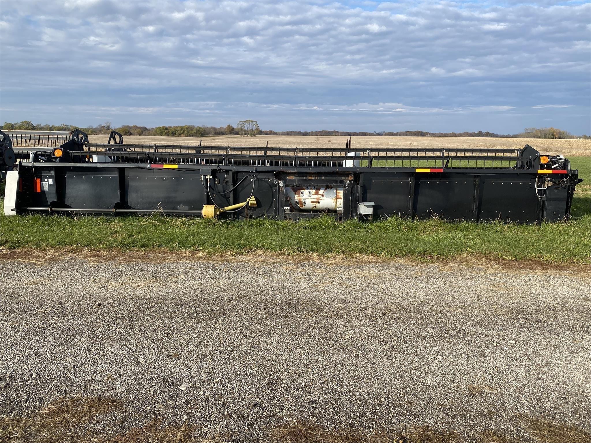 2003 Gleaner 8000 Equipment Image0