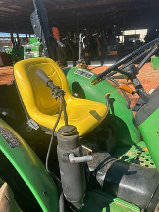 Image of John Deere 5205 equipment image 1