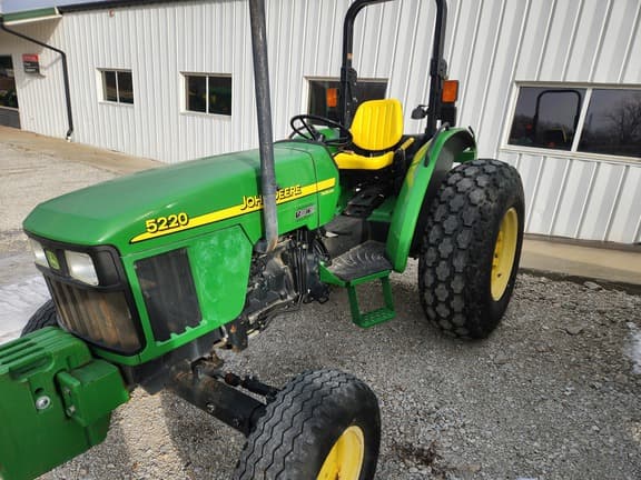 Image of John Deere 5220 equipment image 4