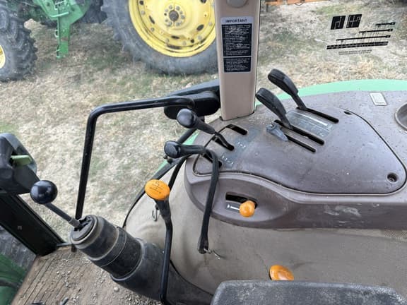 Image of John Deere 5520 equipment image 4