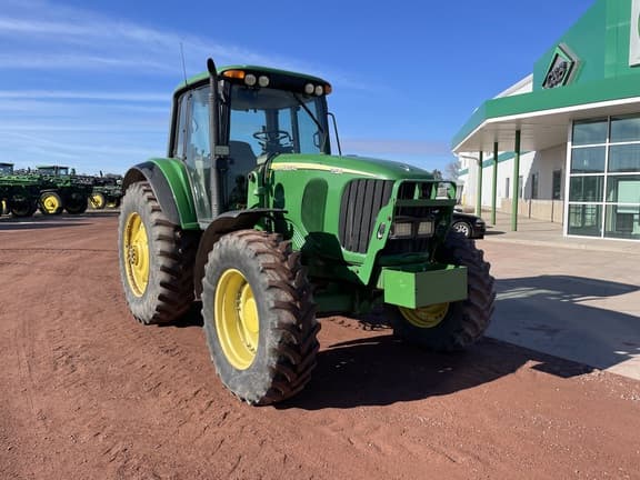 Image of John Deere 7520 equipment image 1