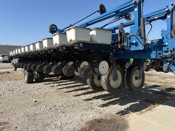 Image of Kinze 3700 equipment image 1