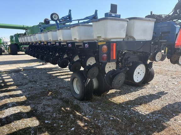 Image of Kinze 3700 equipment image 4