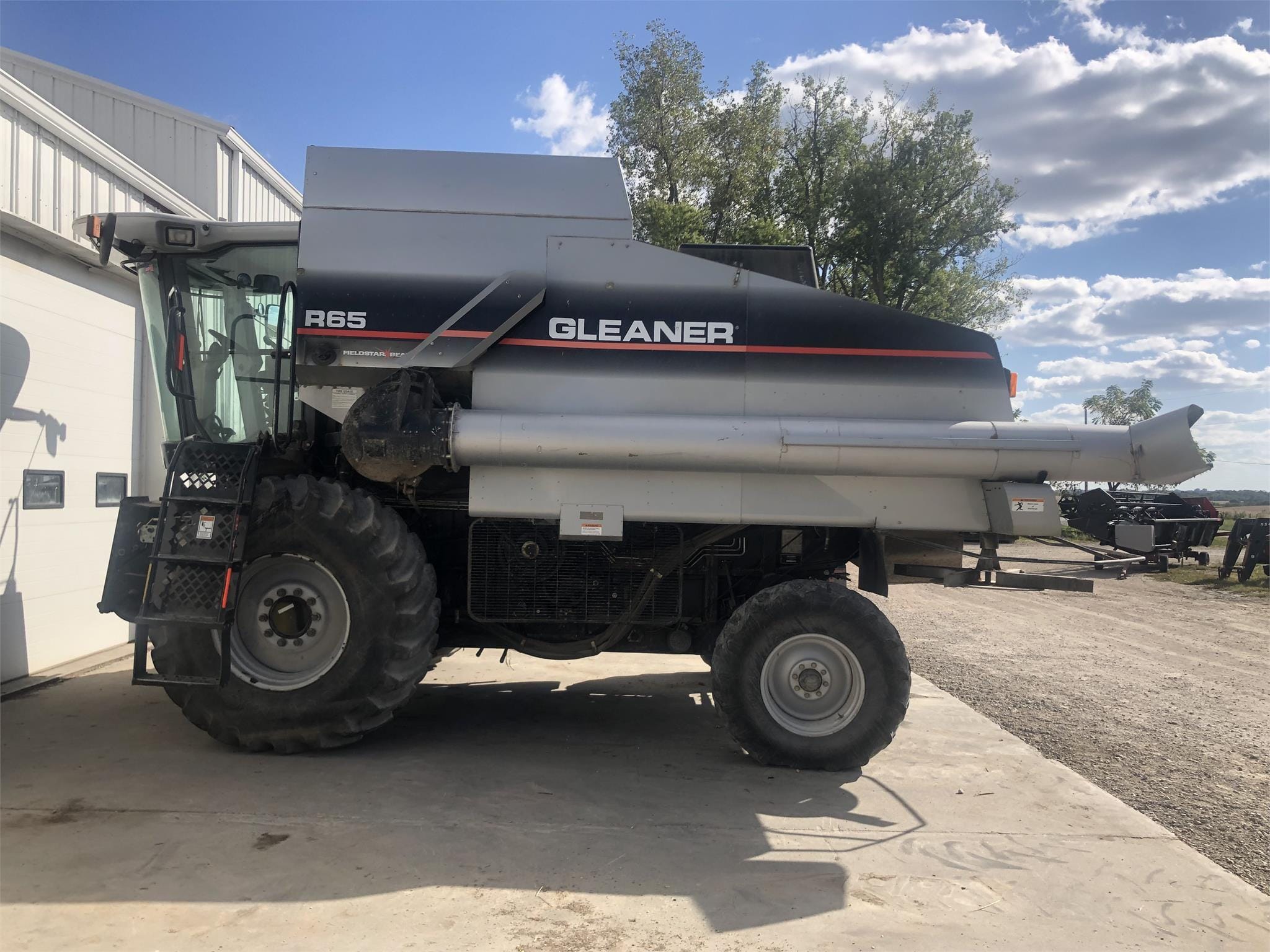 2004 Gleaner R65 Equipment Image0