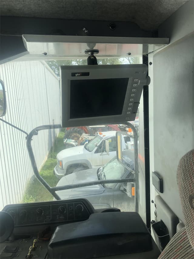 Image of Gleaner R65 equipment image 4