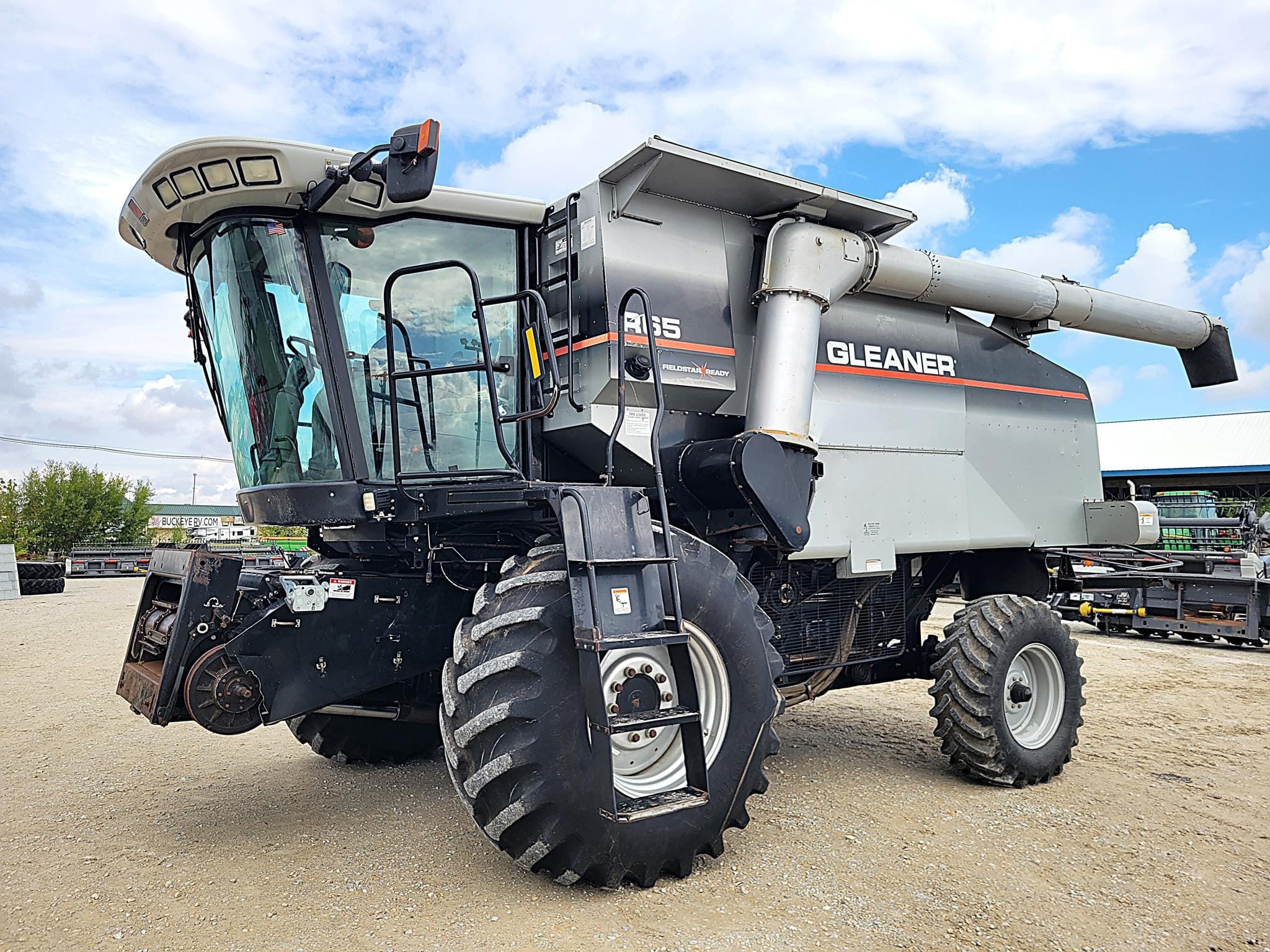 2004 Gleaner R65 Equipment Image0