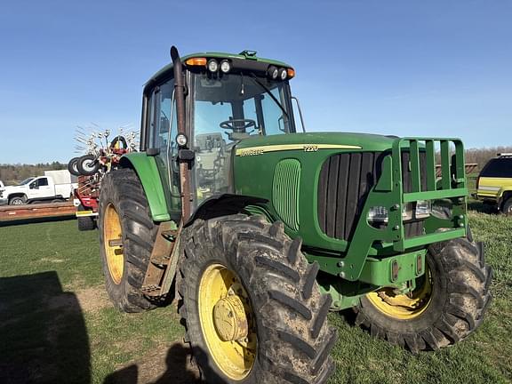 Image of John Deere 7220 equipment image 1