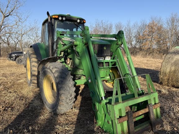 Image of John Deere 7320 equipment image 2