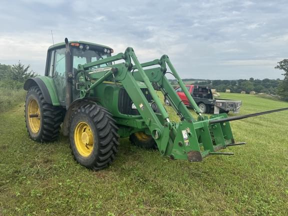 Image of John Deere 7420 equipment image 2
