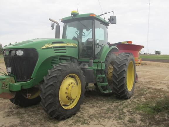 Image of John Deere 7920 equipment image 2