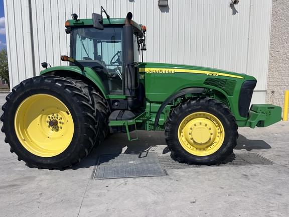 Image of John Deere 8220 equipment image 1