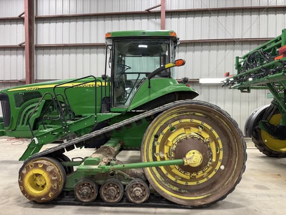 Image of John Deere 8520T equipment image 2